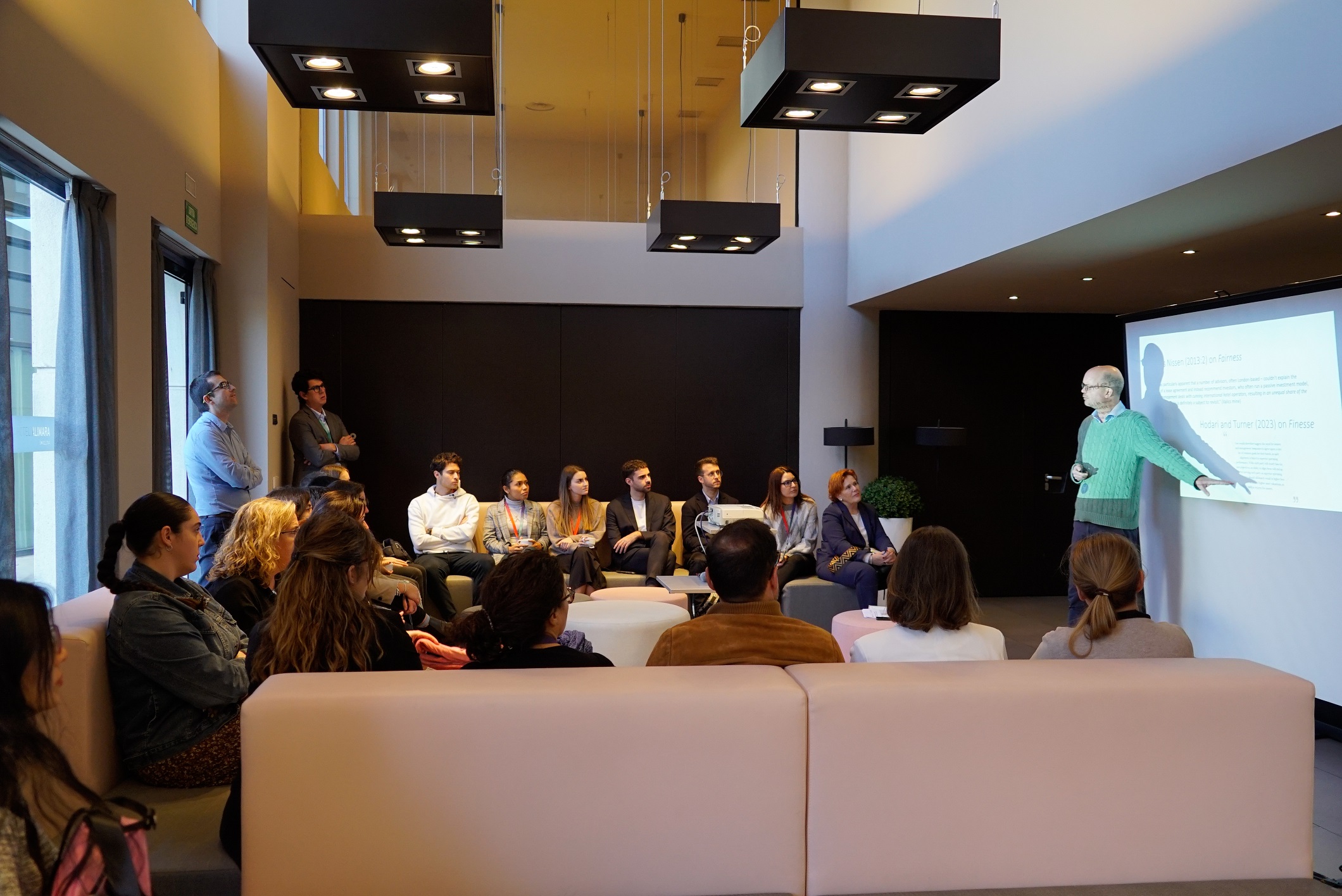 Photography from: CETT Research Seminar, el espacio para la investigación, el turismo y la hotelería. | CETT